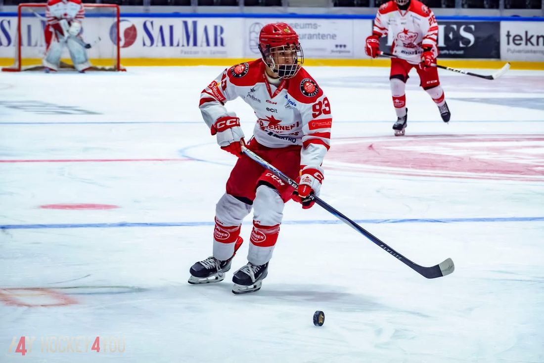 Timothy carrying the puck in a game for Stjernen Hockey